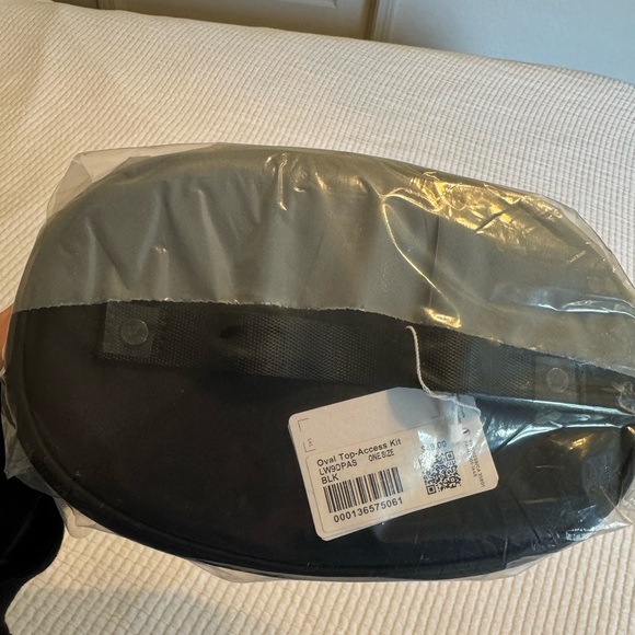 NWT lululemon Oval Top-Access Kit 3.5L - Picture 2 of 7